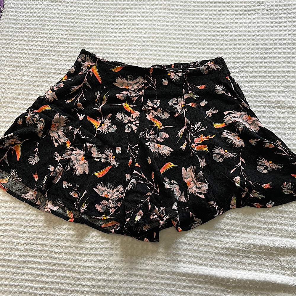 Xhilration Printed Shorts / Black Floral Combo. Size M